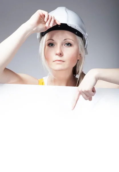 Jonge bouwer vrouw bouwvakker, lege poster — Stockfoto