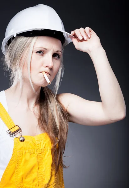 Builder woman construction worker smoking cigarette — Stock Photo, Image