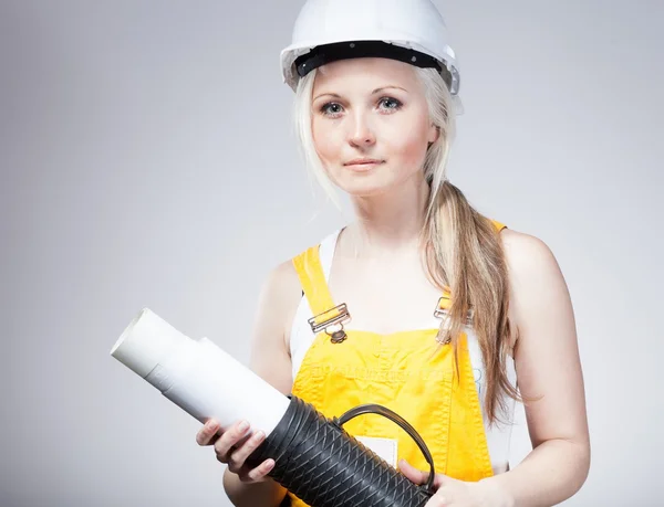 Jovem construtor mulher trabalhador da construção, plano de plantas — Fotografia de Stock