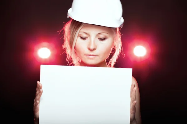 Genç mimar inşaat işçisi kadın, boş başlık sayfası — Stok fotoğraf
