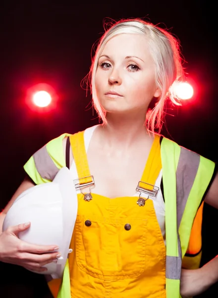 Jovem arquiteto mulher trabalhador da construção, capacete de segurança — Fotografia de Stock