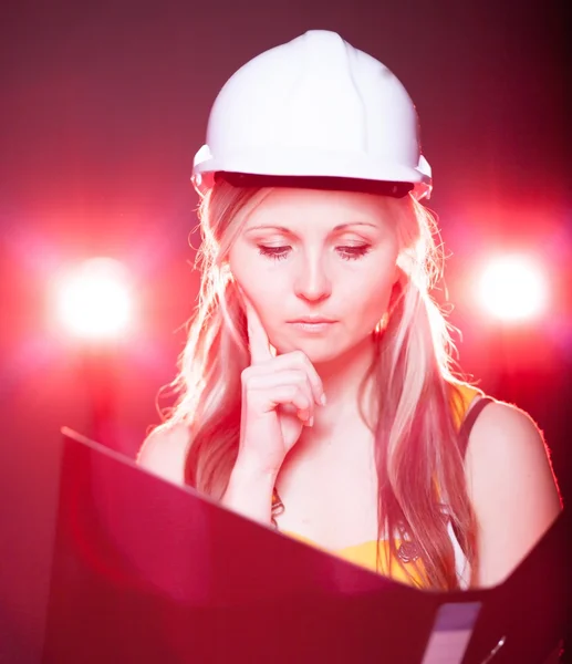 Joven arquitecta trabajadora de la construcción leyendo planos —  Fotos de Stock