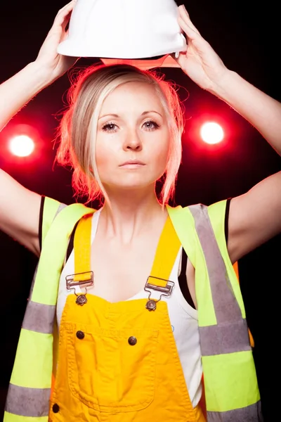 Genç mimar inşaat işçisi kadın, güvenlik kask — Stok fotoğraf