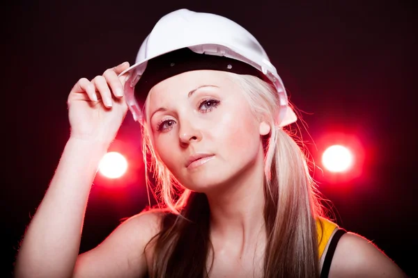Genç mimar inşaat işçisi kadın, parlayan ışıklar — Stok fotoğraf