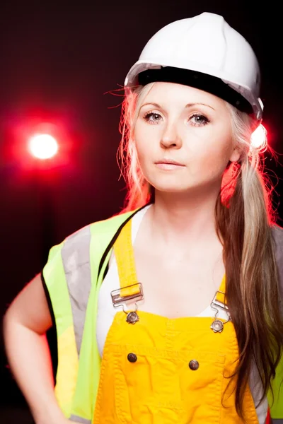 Jovem arquiteto mulher trabalhador da construção, luzes brilhantes — Fotografia de Stock