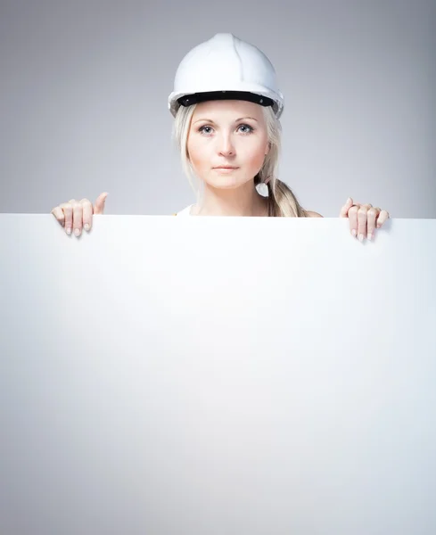 Молодая строительница, строительница, пустой баннер — стоковое фото