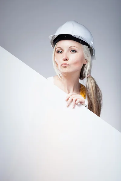 Genç builder craftswoman inşaat işçisi, boş poster — Stok fotoğraf