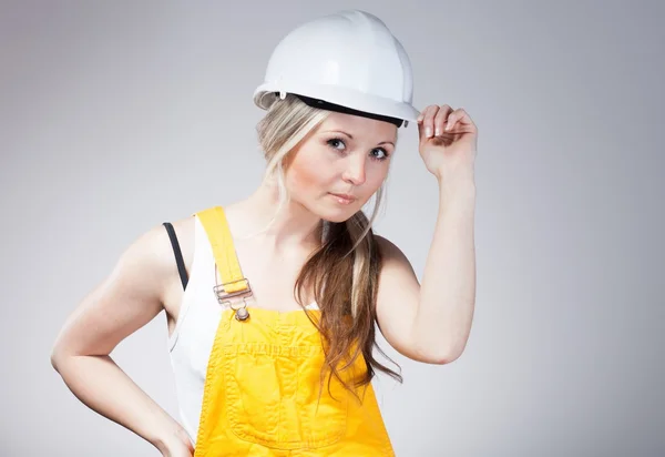 Genç kadın bir inşaat işçisi olarak — Stok fotoğraf