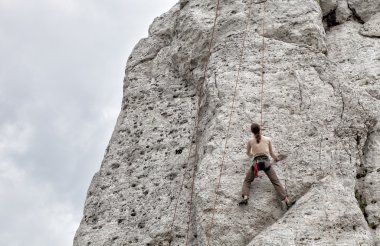 genç adam kireçtaşı duvara tırmanma