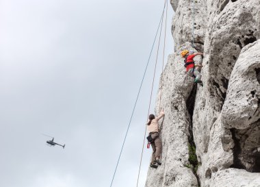 genç adam ve çocuk kireçtaşı duvara tırmanma
