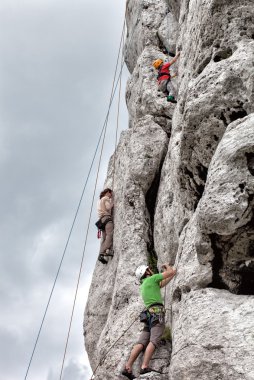 genç adam ve çocuk kireçtaşı duvara tırmanma
