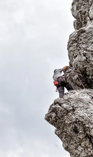 Joven escalando en la pared de piedra caliza — Foto de Stock