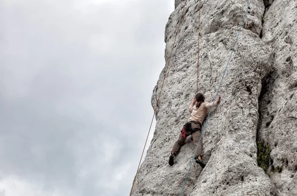 Joven escalando en la pared de piedra caliza —  Fotos de Stock