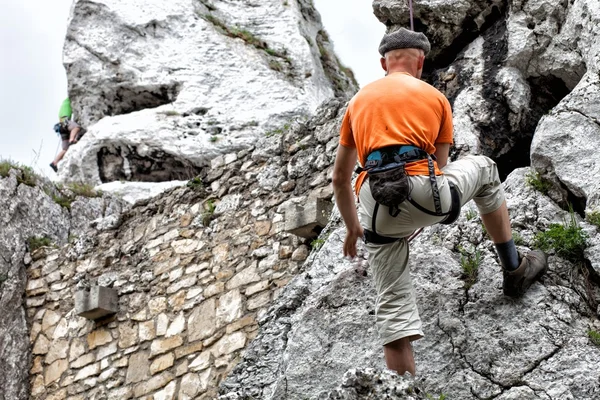Jovem escalando na parede de calcário — Fotografia de Stock