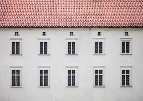 Pared de fachada y ventanas del edificio — Foto de Stock