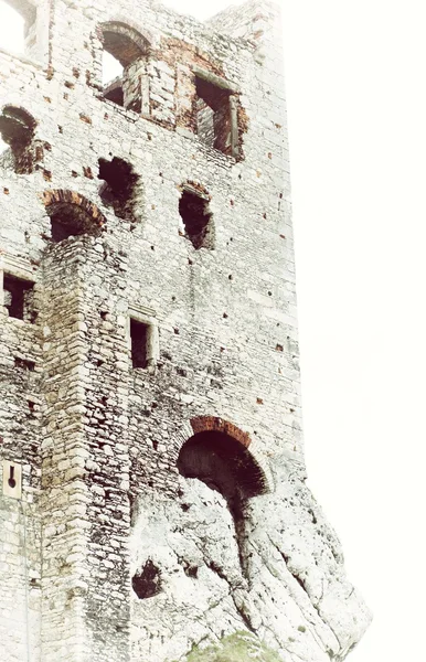 Vintage ruines de château de pierre sur la roche — Photo