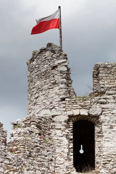 Bandeira polonesa no castelo de pedra medieval — Fotografia de Stock