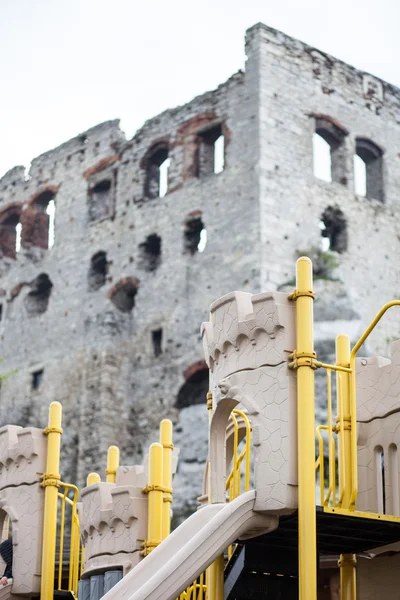 Rovine medievali in pietra e parco giochi moderno — Foto Stock