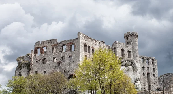 Château médiéval en pierre ruines sur le rocher — Photo