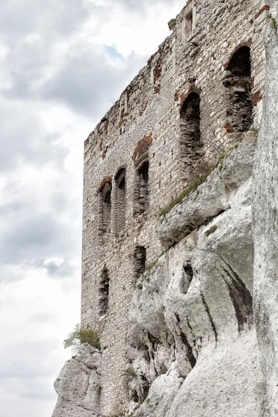 Középkori kő vár romjai a rock — Stock Fotó