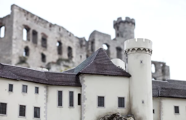 Ruínas do castelo medieval e modelo comperativo — Fotografia de Stock