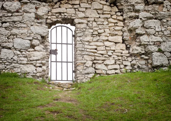 Porte en vieux mur de château de pierre, détail architectural — Photo