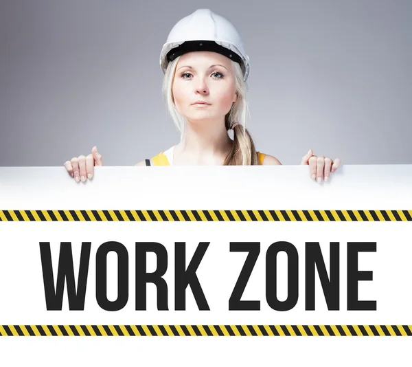 Trabalhador segurando sinal zona de trabalho no quadro de informações — Fotografia de Stock