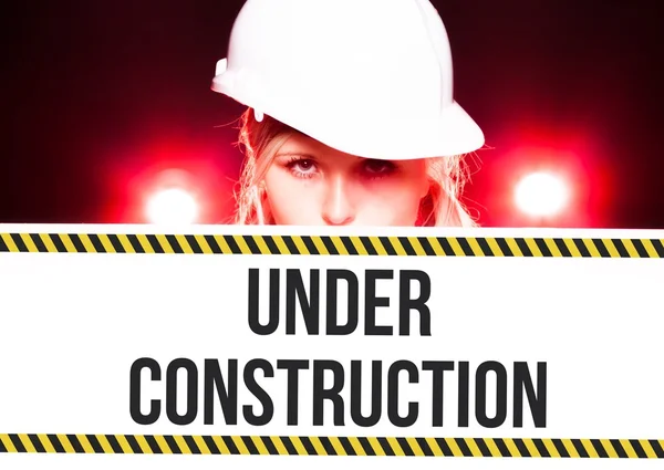 Lucrătorii care dețin sub semnul construcției pe panoul informativ — Fotografie, imagine de stoc