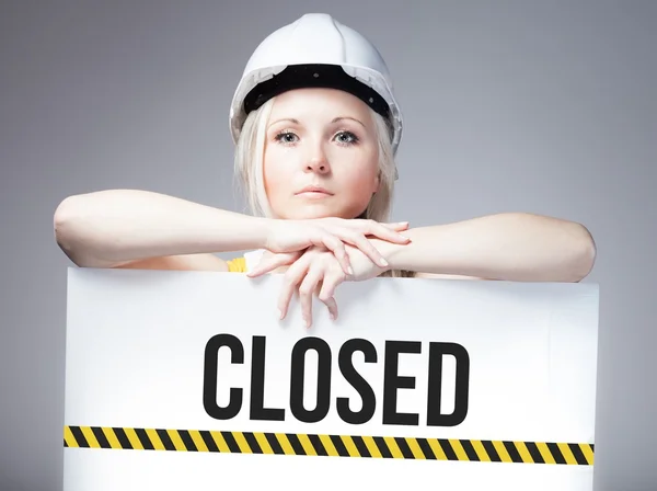 Pracownik gospodarstwa zamknięty znak na tablica informacyjna — Zdjęcie stockowe