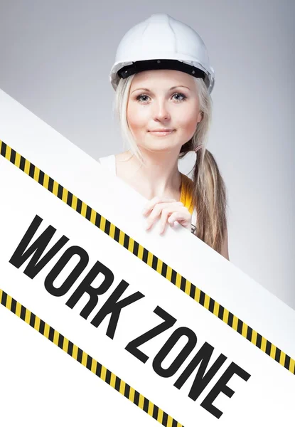 Znak strefa pracy umieszczone na tablica informacyjna, pracownik kobieta — Zdjęcie stockowe