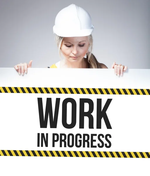 Trabalho em andamento sinal em cartaz de informação, mulher trabalhador — Fotografia de Stock