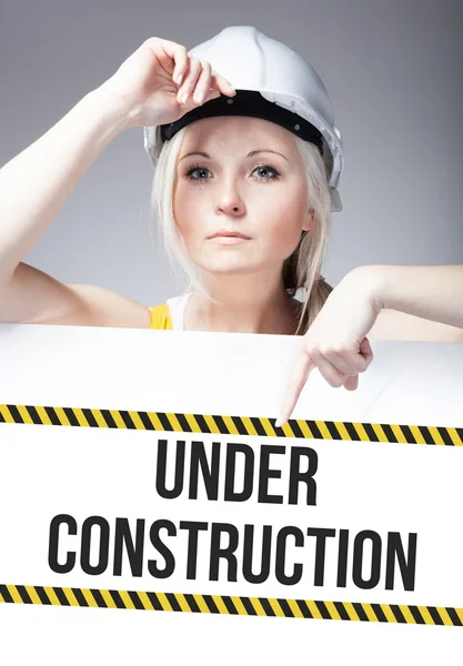 Pod budowę znak na pokładzie szablon, pracownik kobieta — Zdjęcie stockowe