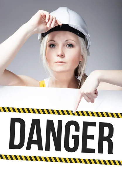 Nebezpečí podepsat na desce šablony, pracovník žena — Stock fotografie