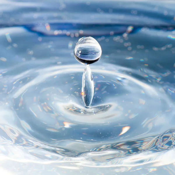 Salpicadura de agua macro con gotas de agua y columna —  Fotos de Stock