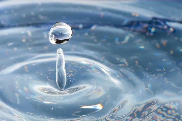 Salpicadura de agua macro con gotas de agua y columna —  Fotos de Stock