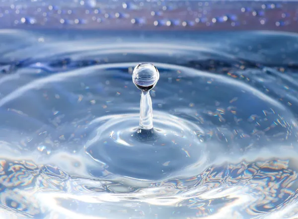 水滴と列を持つ水スプラッシュ マクロ — ストック写真