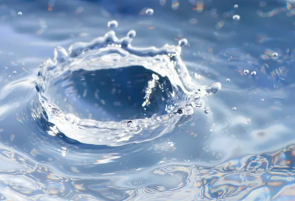 Eau éclabousser macro avec des gouttes d'eau — Photo