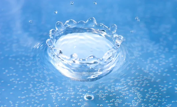 Vatten stänk makro med vattendroppar — Stockfoto