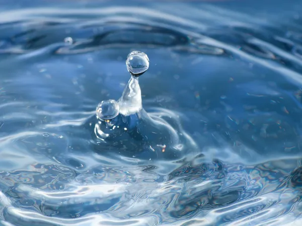 Eau éclabousser macro avec des gouttes d'eau — Photo