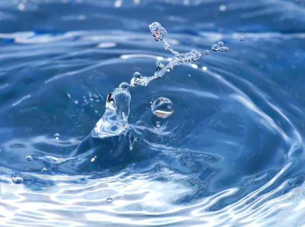 Eau éclabousser macro avec des gouttes d'eau — Photo