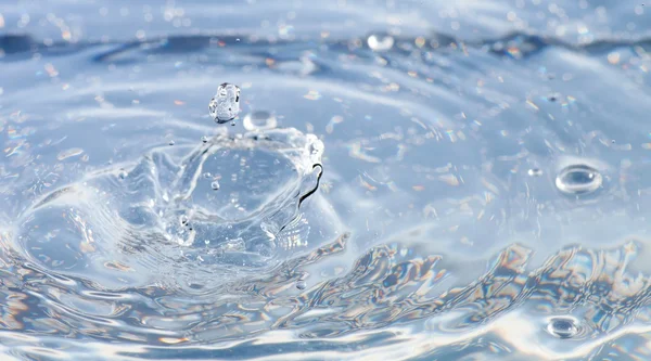 Eau éclabousser macro avec des gouttes d'eau — Photo