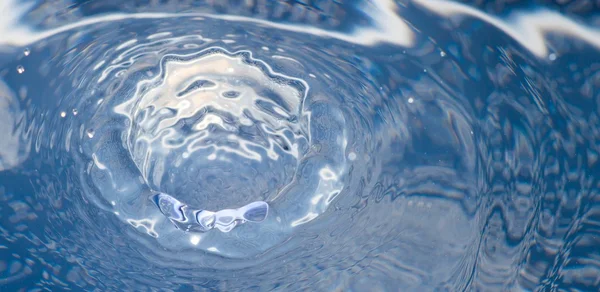 Vatten stänk makro med vattendroppar — Stockfoto