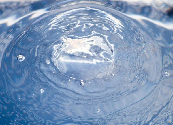 Eau éclabousser macro avec des gouttes d'eau — Photo