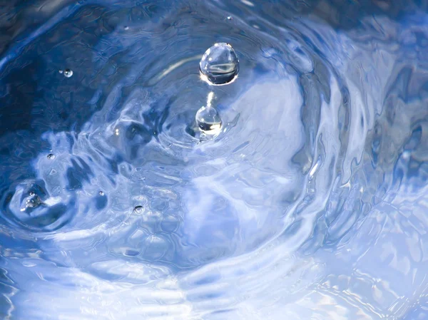 Eau éclabousser macro avec des gouttes d'eau — Photo