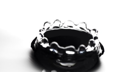 su sıçrama düşer, gri arka plan ile yakından