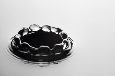 su sıçrama düşer, gri arka plan ile yakından