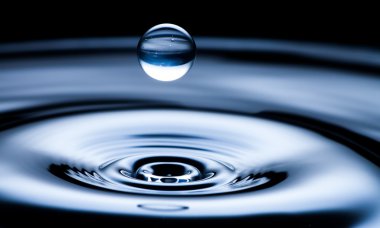su damlası ve splash yakın up, koyu mavi renk