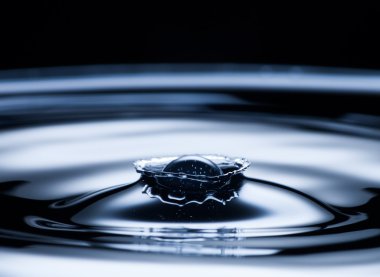 su damlası ve splash yakın up, koyu mavi renk