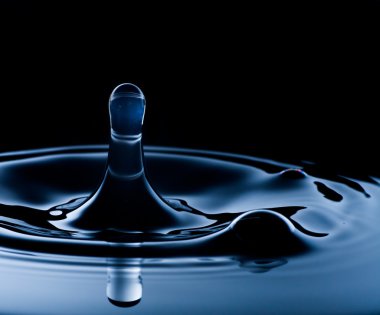 su sıçrama makro, koyu mavi renkli