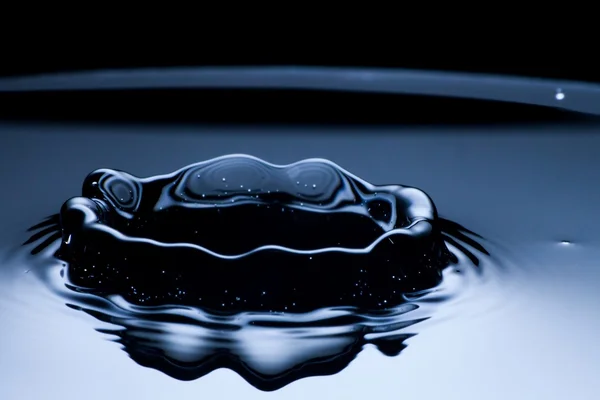 Eau éclaboussure de près, couleur bleue — Photo